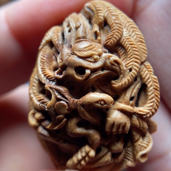 纯手工桃核金翅大鹏鸟