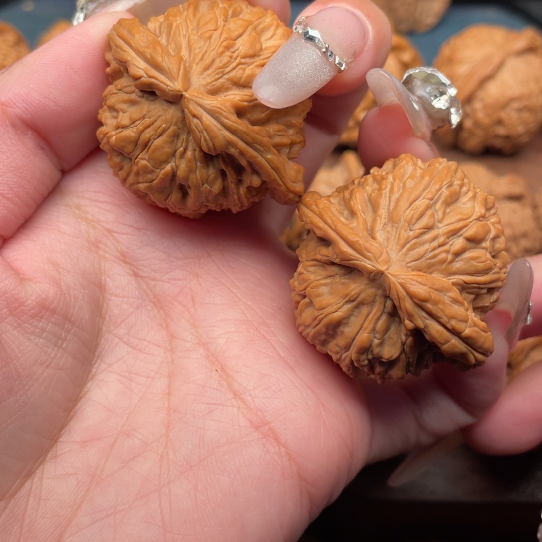 文玩核桃吊坠全品，粗棱闷白41红皮