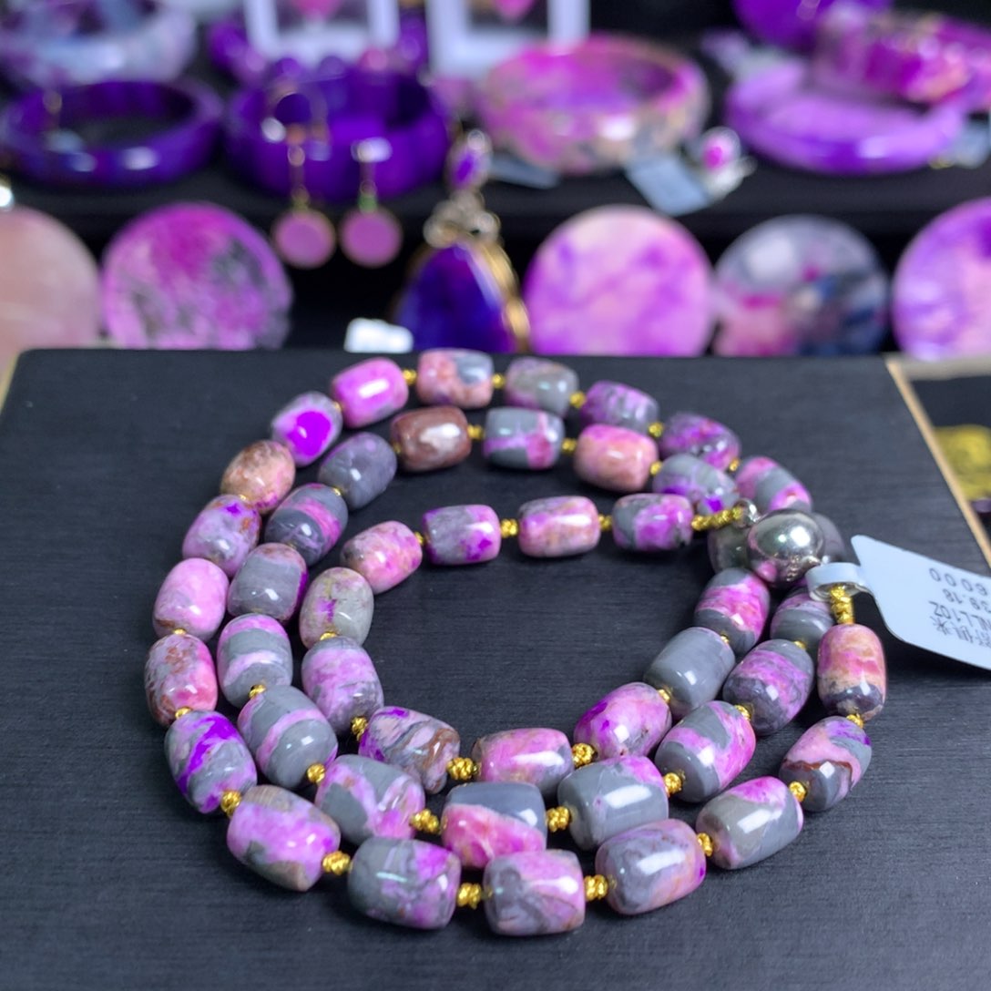 苏纪石（舒俱来）绿皮桃红项链未镶嵌