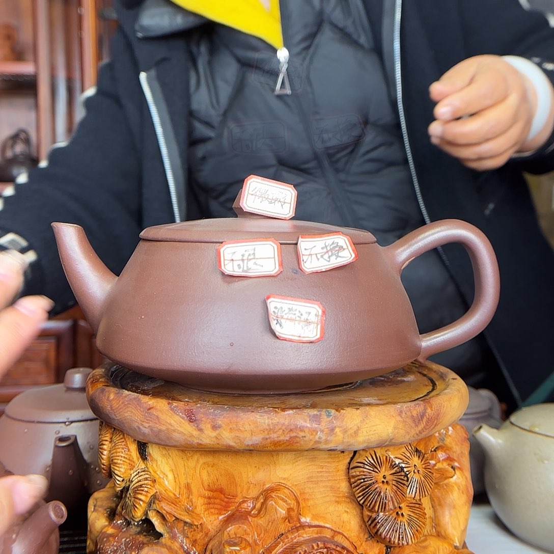紫砂茶壶没有证书。不退不换。 微瑕