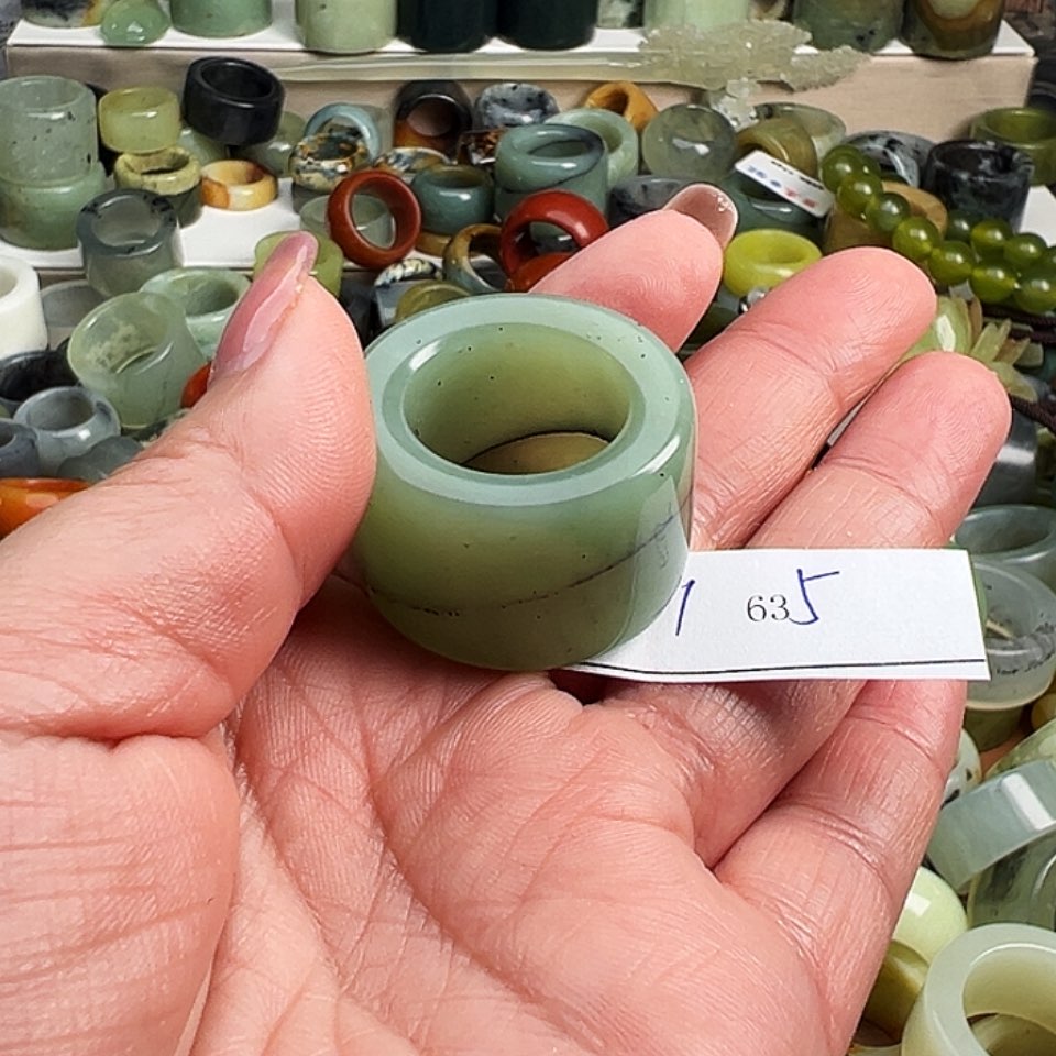 【闪购商品】未镶嵌蛇纹石玉戒指咖*