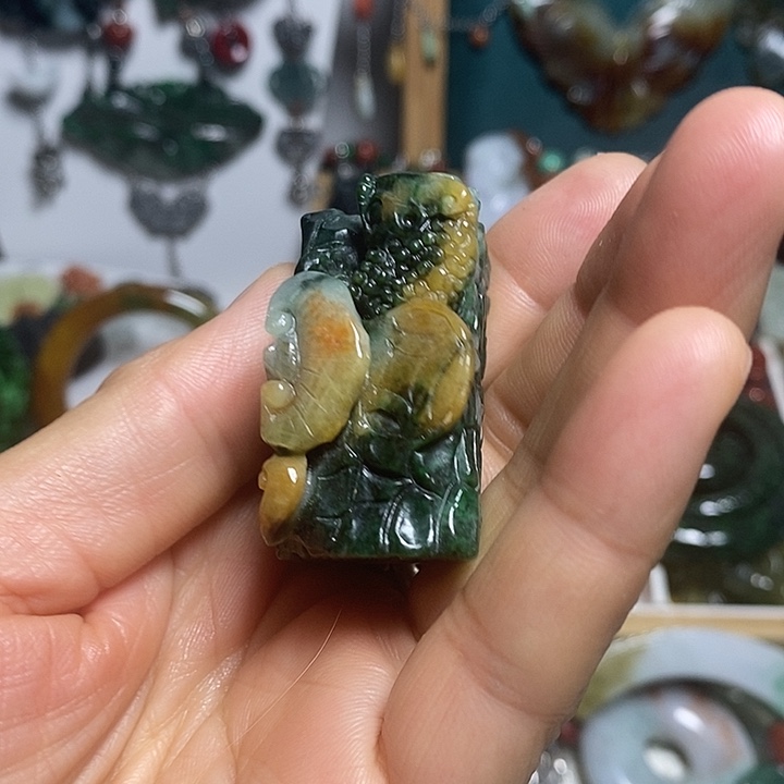 翡翠未镶嵌吊坠(赠链)