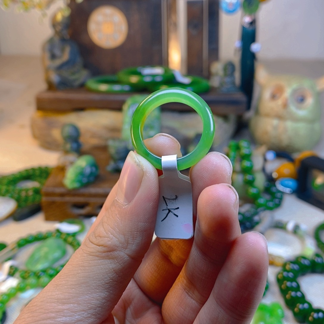 和田玉耳饰未镶嵌菩****?