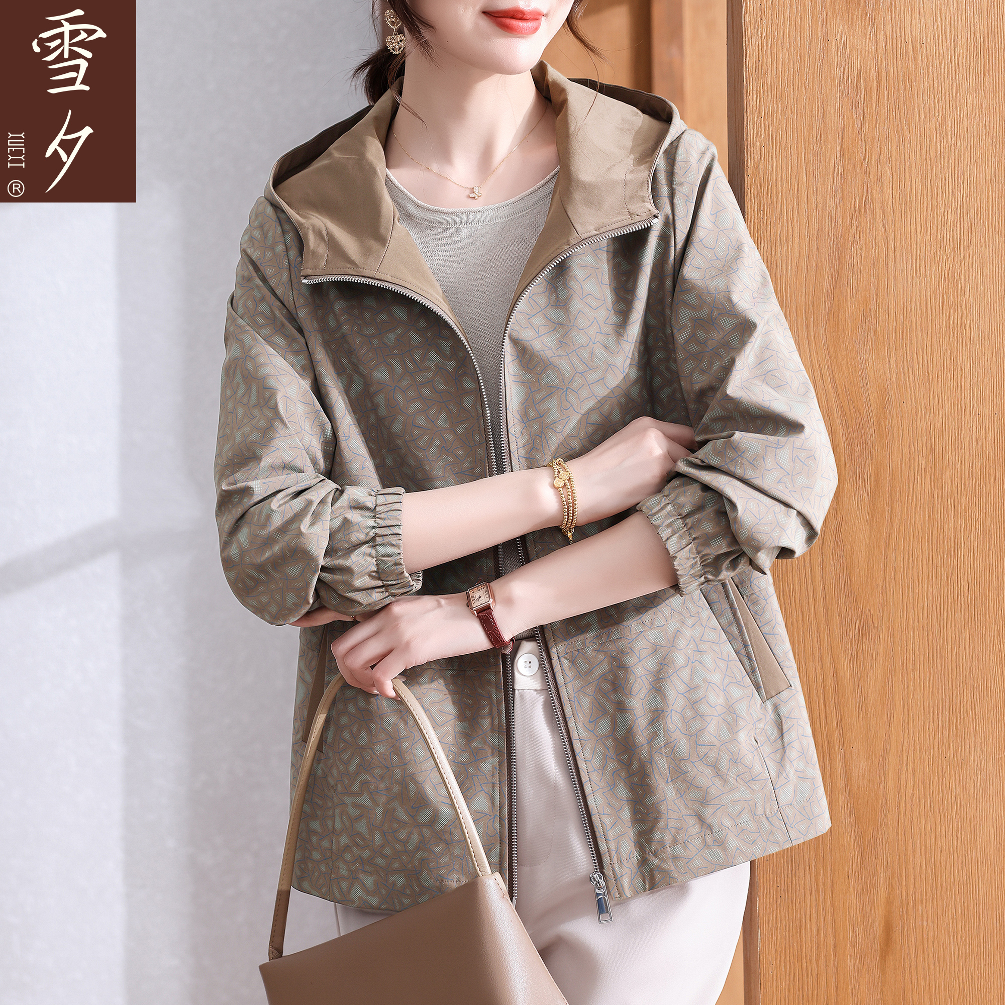 妈妈秋装外套洋气大码上衣2025新款中老年女装超好看连帽风衣外套