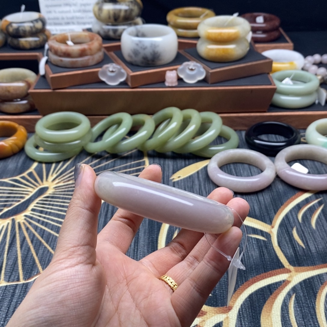 秋****石英质玉未镶嵌手镯