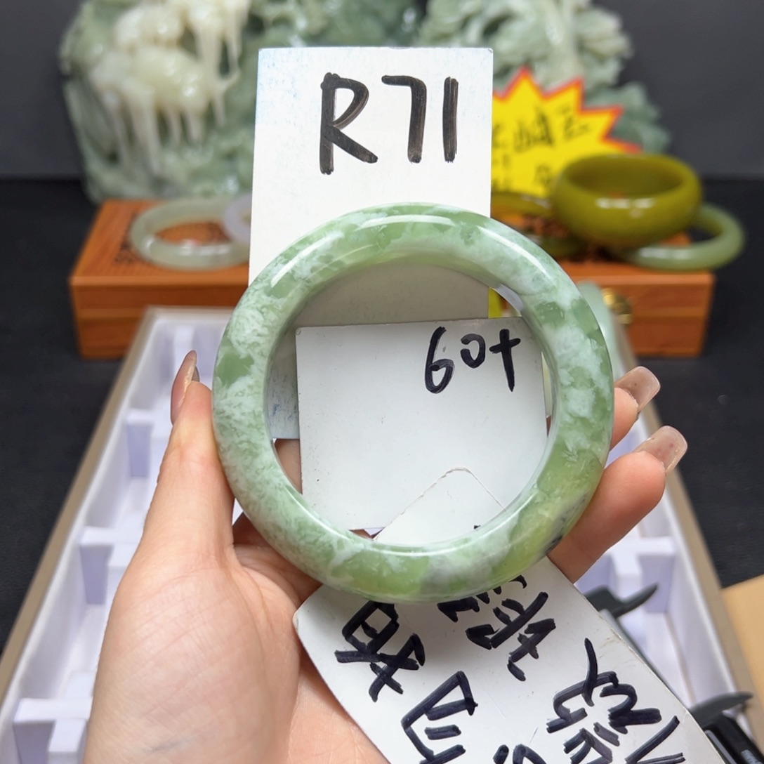 蛇纹石玉未镶嵌手镯