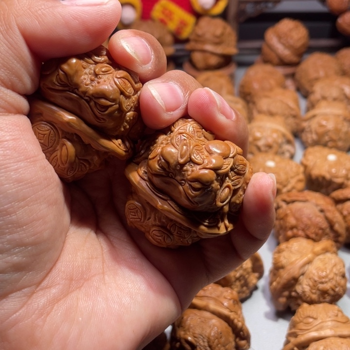 大*熊蛤蟆头雕刻的金蟾