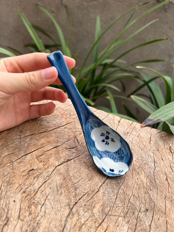 【近山古美】蓝底白花花口勺手工手绘釉下彩