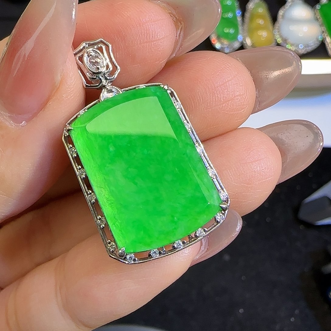 翡翠颈饰18K金镶嵌。