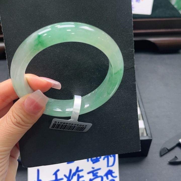 石英质玉（非洲翠）未镶嵌手镯