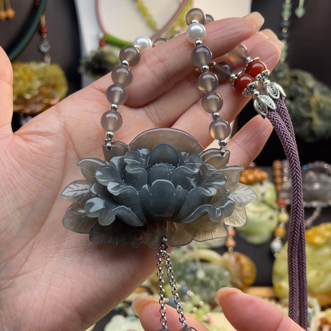 蛇纹石玉未镶嵌颈饰