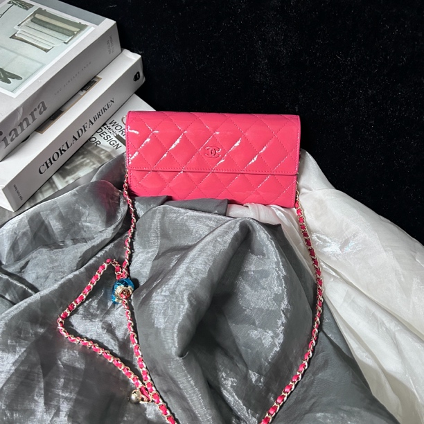 95新 Chanel/香奈儿 桃红色漆皮钱包（可搭配链条）
