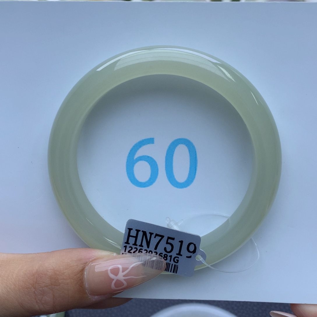 和田玉手镯未镶嵌奶***淋