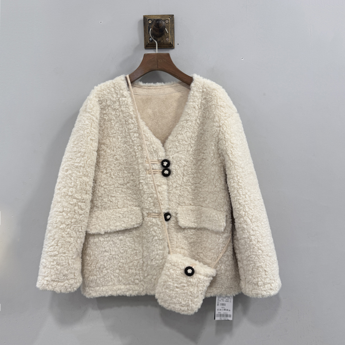 WAMLS03Y麦寻2025冬温柔慵懒风仿羊羔毛短外套女纽扣开衫毛绒外套