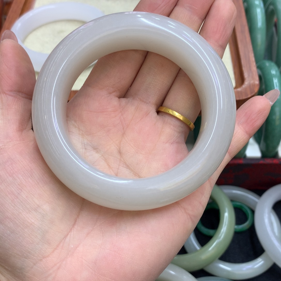 石英质玉手镯未镶嵌