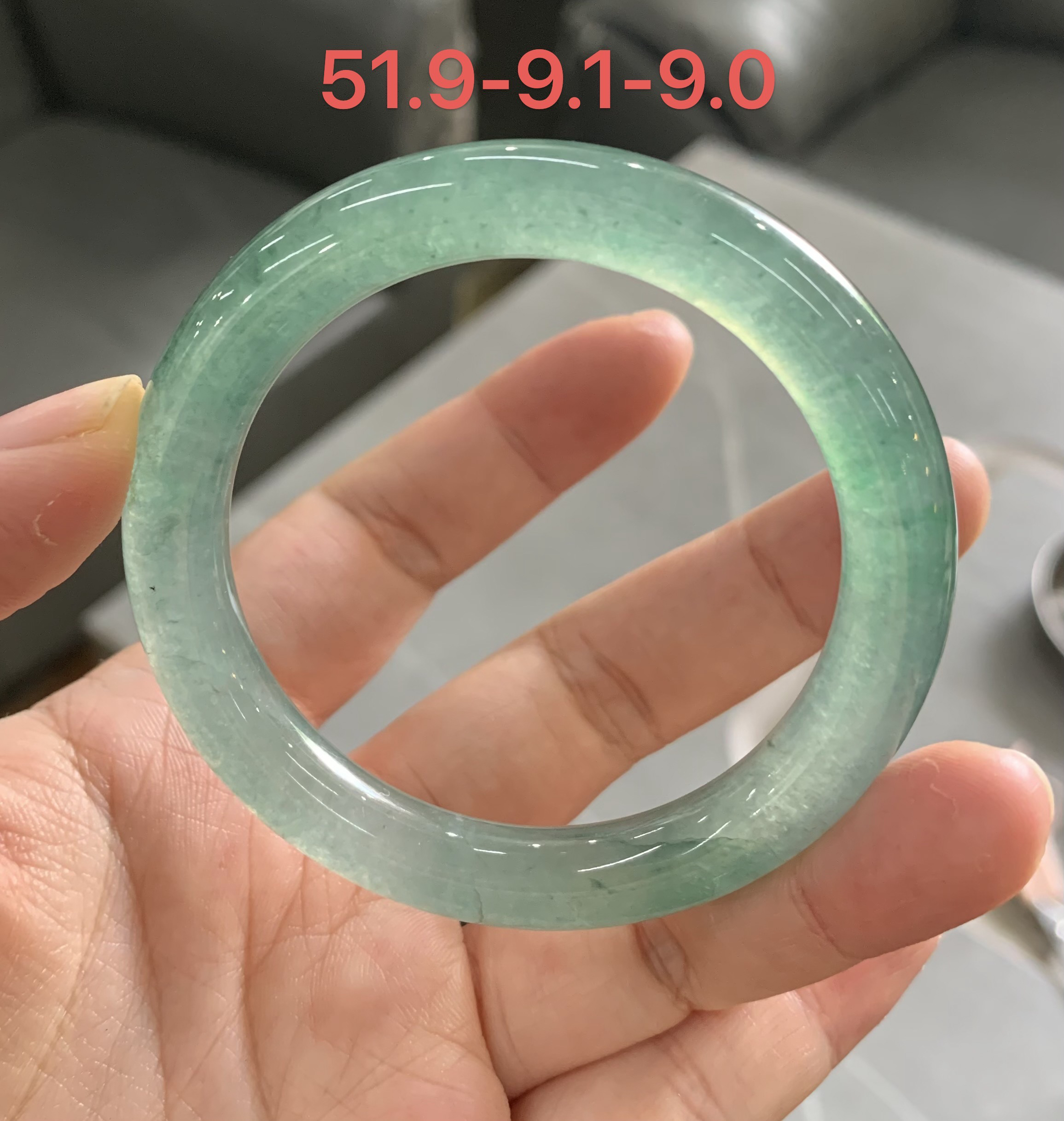 冰蓝飘绿翡翠手镯圆条