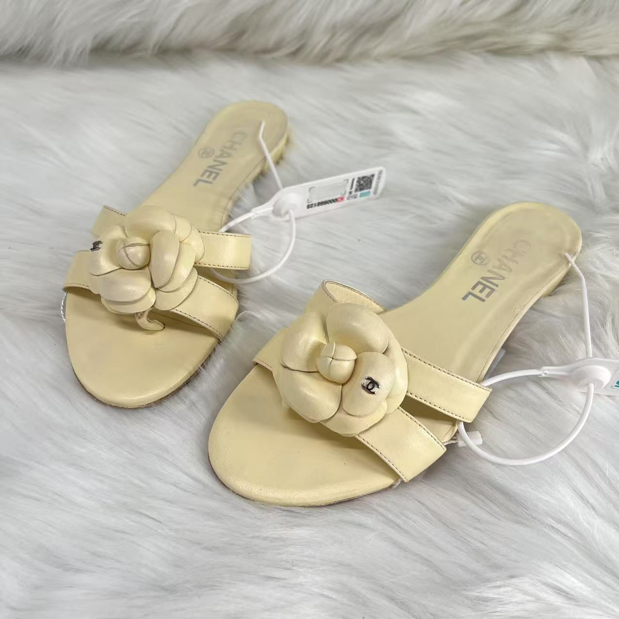 95新 Chanel/香奈儿 35码/Seven/米黄色山茶花夹脚平底拖鞋   544