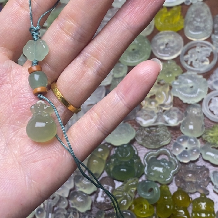 蛇纹石玉未镶嵌颈饰