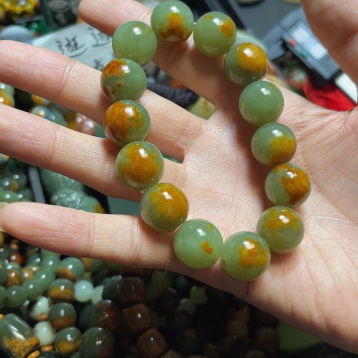 未镶嵌岫岩河磨玉（透闪石质玉）手链