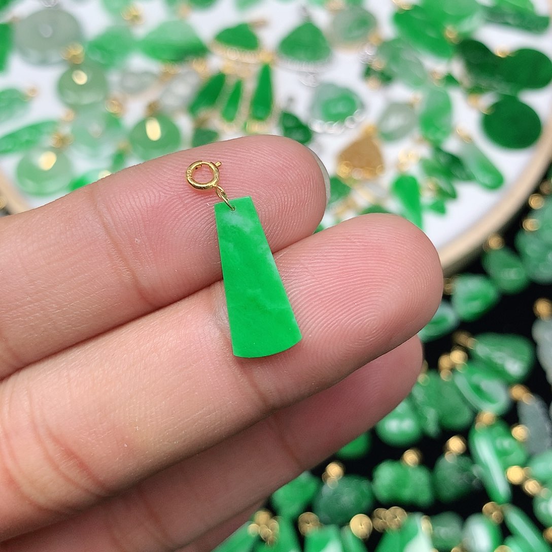 翡翠颈饰18K金镶嵌小巧精美飘阳绿素面牌