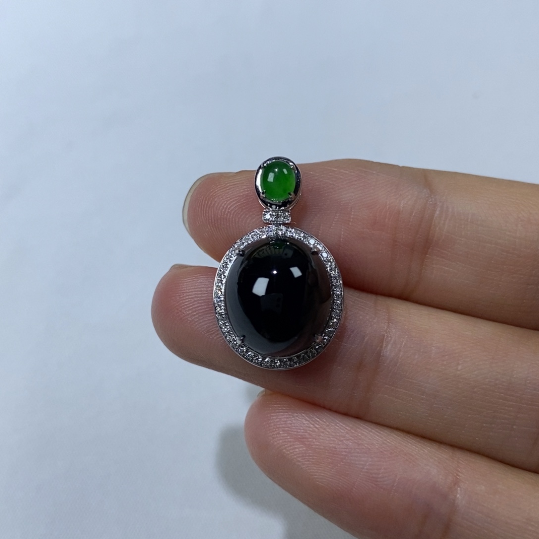 翡翠18K金镶嵌颈饰吊坠