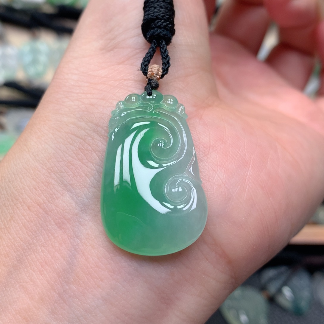 翡翠未镶嵌颈饰如意