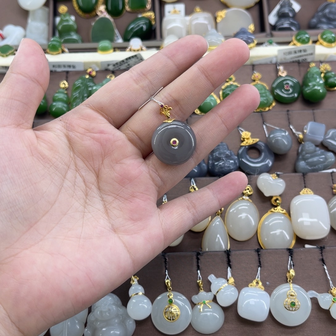 柒***儿和田玉18K金镶嵌吊坠(赠链)