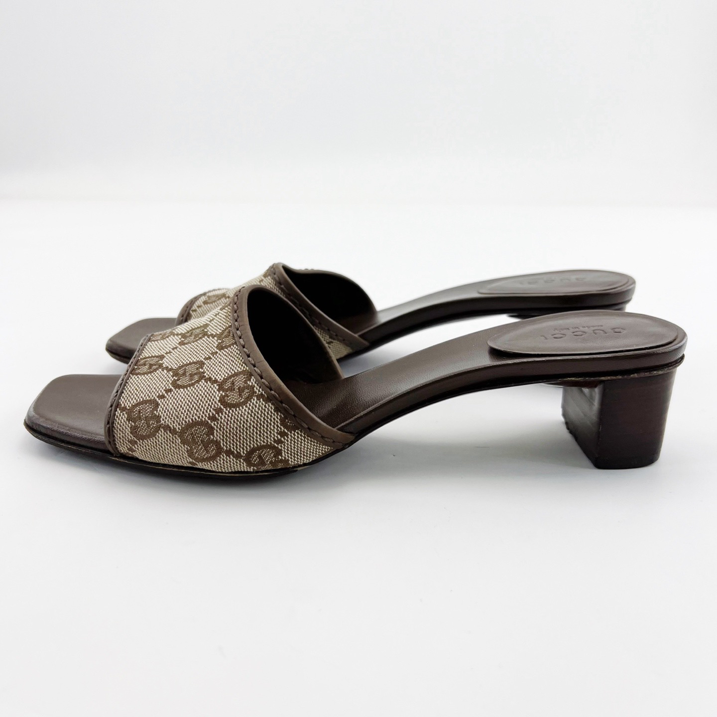 95新 GUCCI/古驰 38码/棕色老花帆布粗跟一字凉鞋/17347493