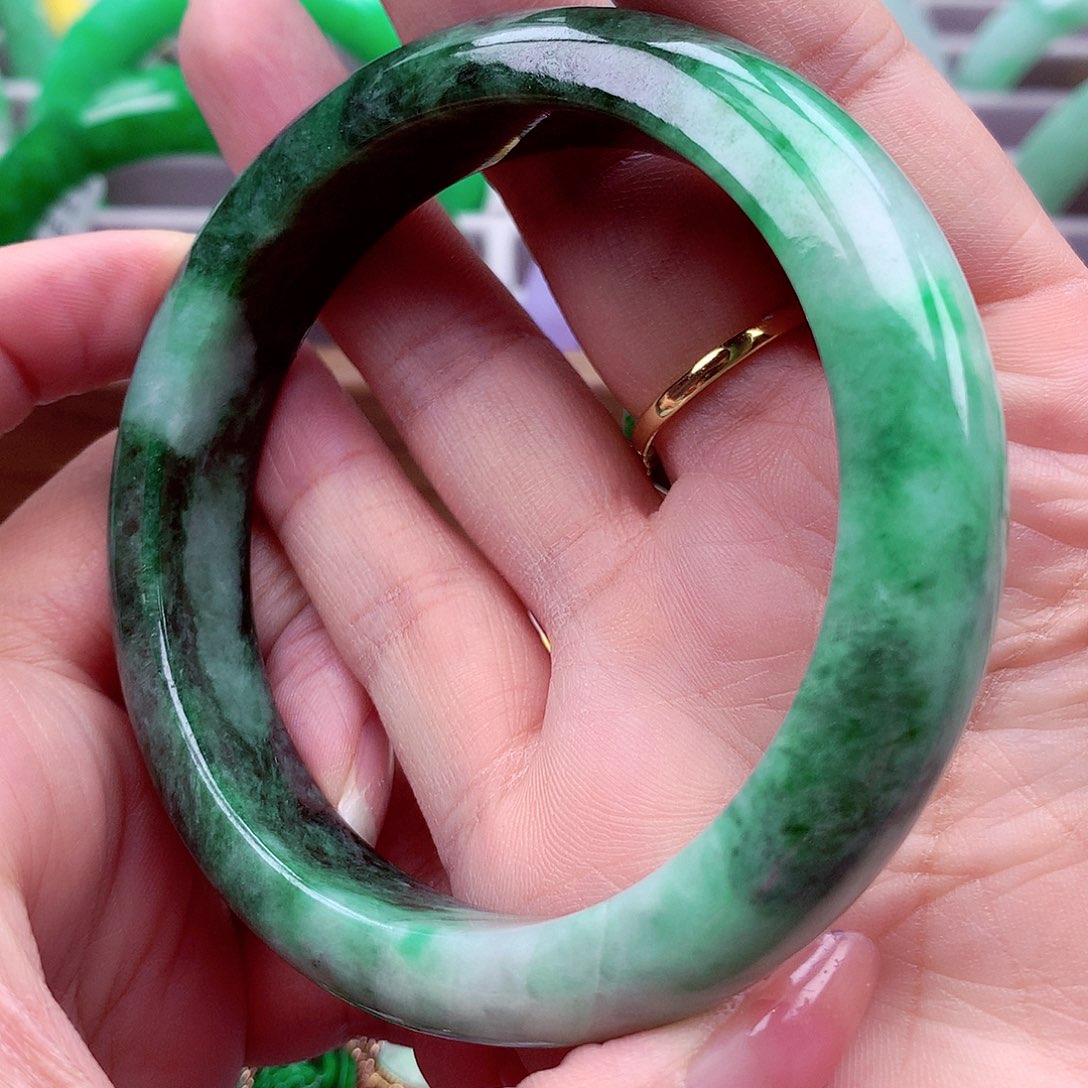 翡翠手镯未镶嵌翡翠