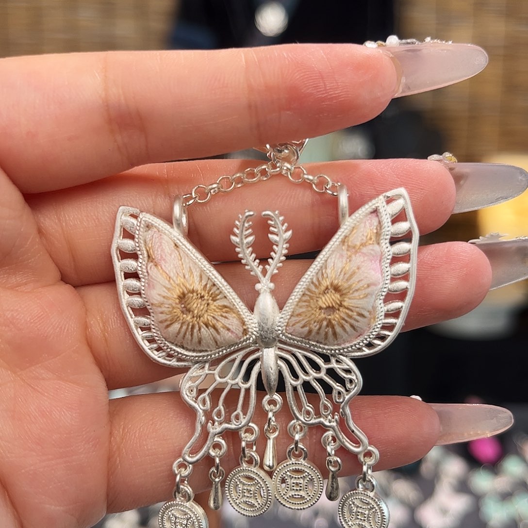 布艺合金蝴蝶苗绣吊坠