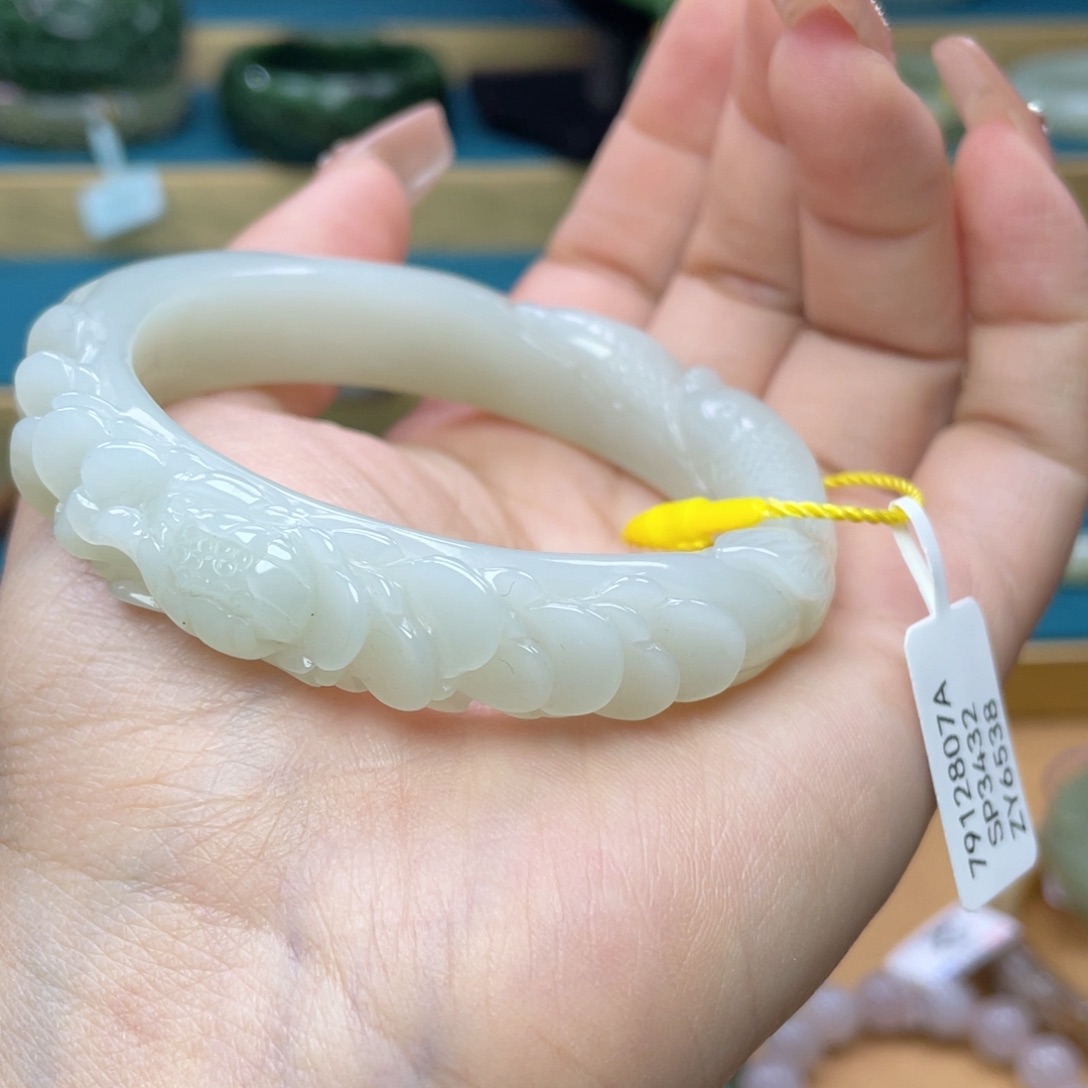 和田玉手镯56圈口。编号83未镶嵌