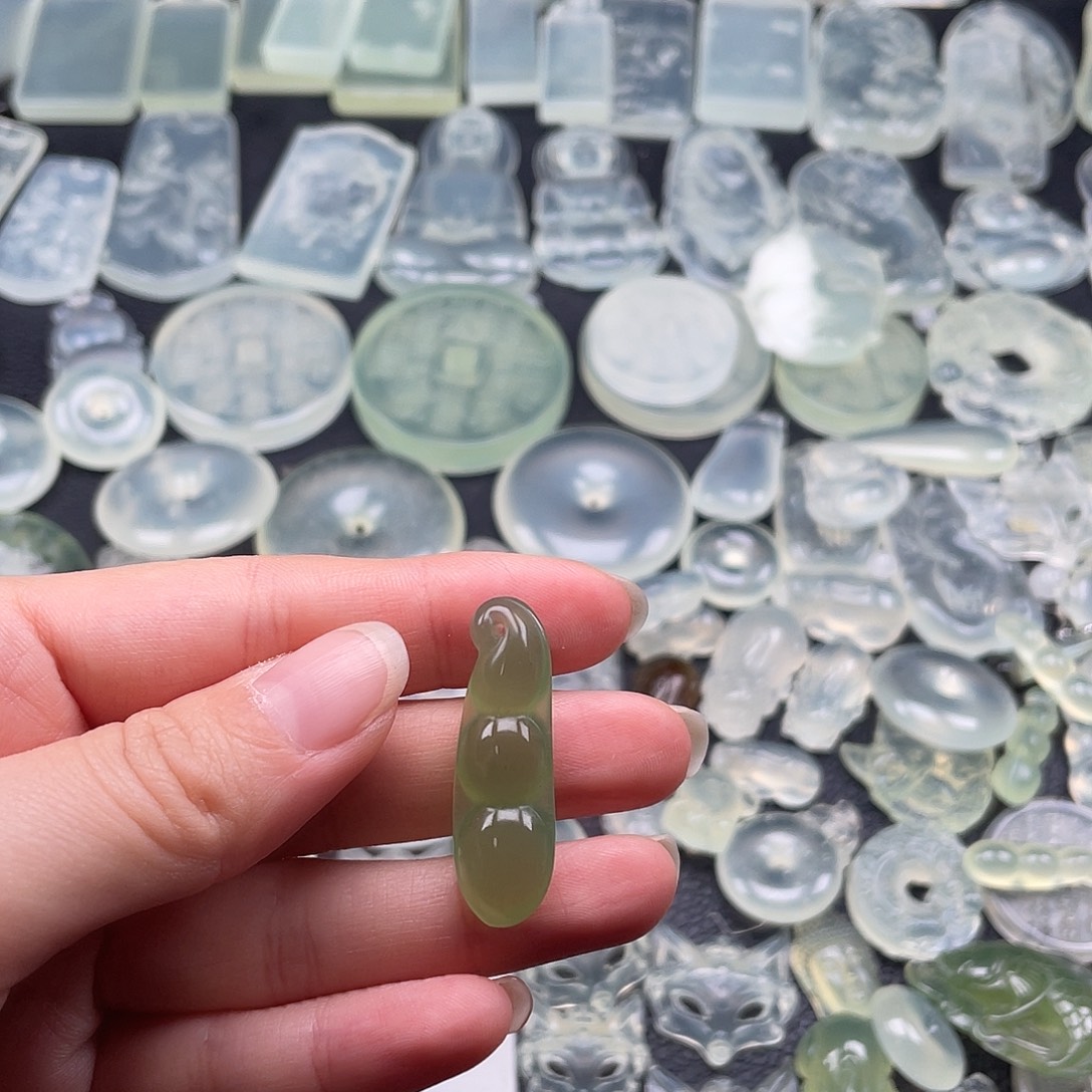 未镶嵌岫玉颈饰福豆