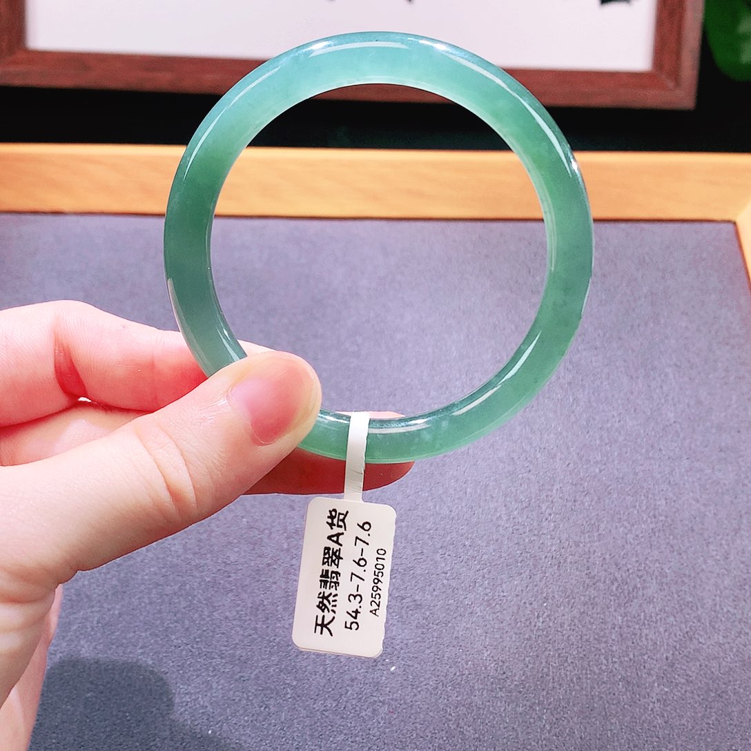 翡翠手镯未镶嵌天然翡翠