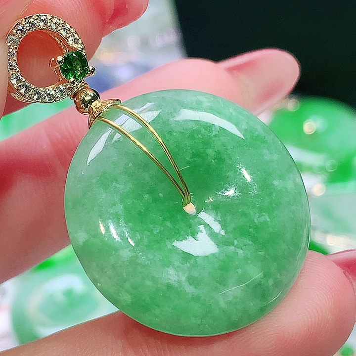 翡翠未镶嵌颈饰翡翠多样性发其一