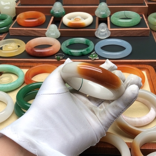 如***水石英质玉（黄龙玉）合金手镯