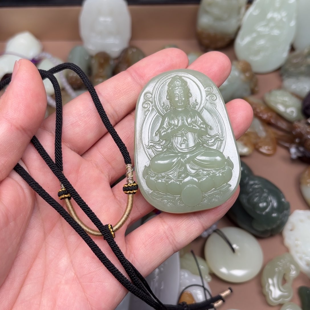 和田玉颈饰未镶嵌你****？