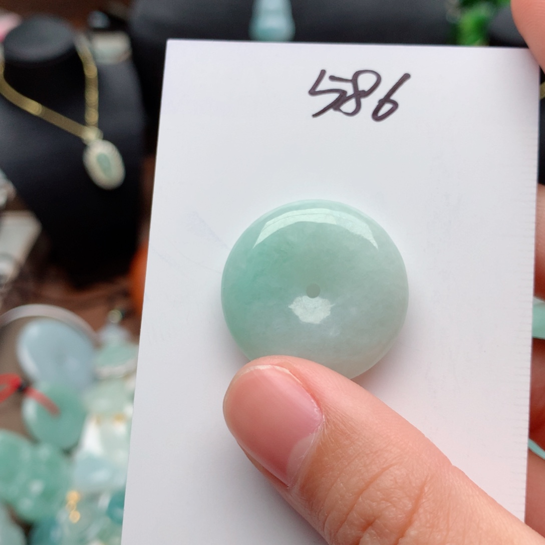 翡翠颈饰未镶嵌吊坠