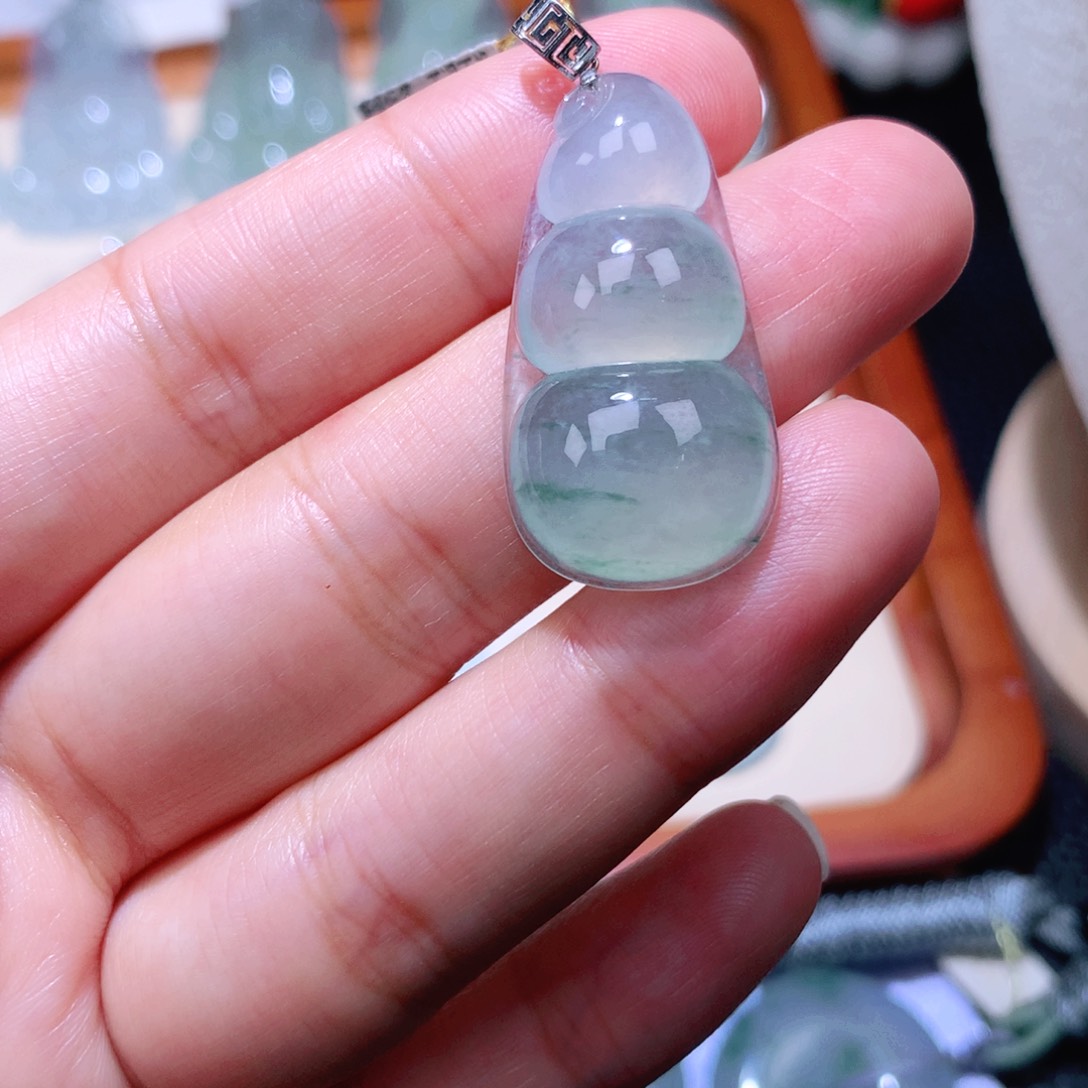 颈饰18K金镶嵌翡翠福豆