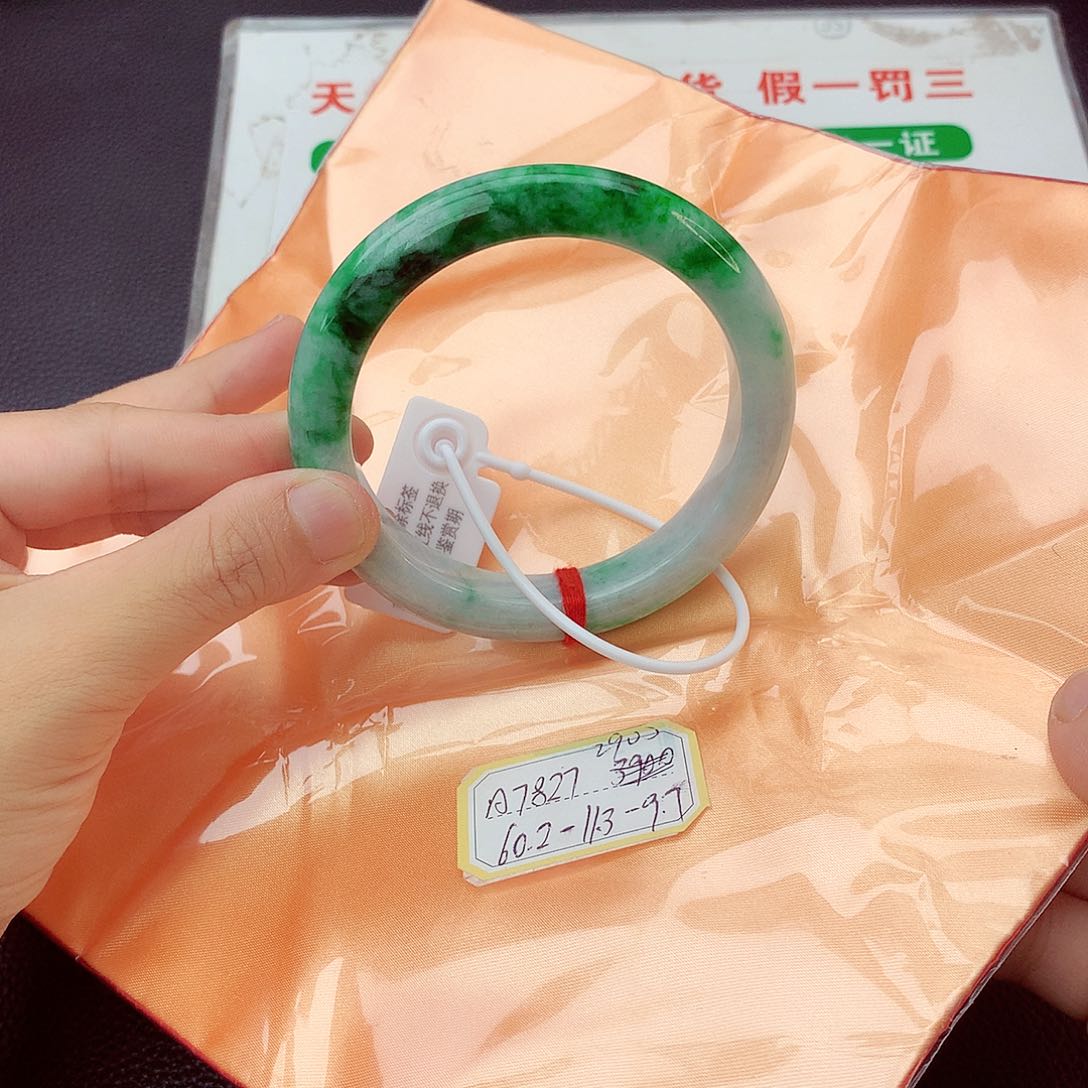 翡翠手镯未镶嵌翡翠