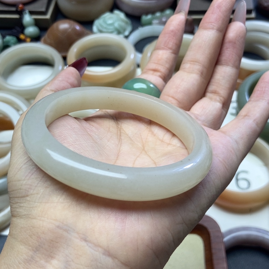 石英质玉手镯未镶嵌