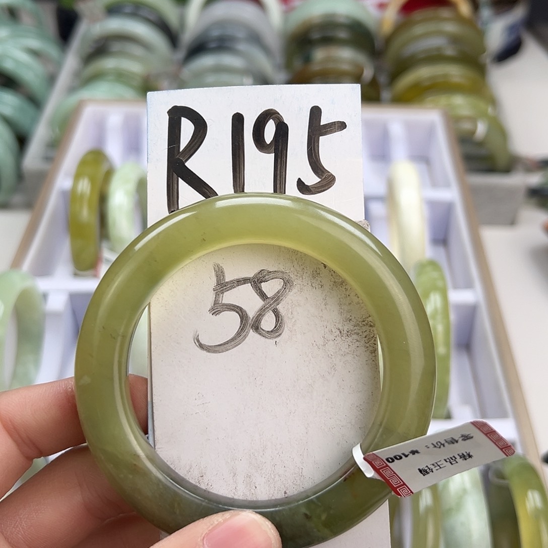 岫玉手镯未镶嵌天然岫玉