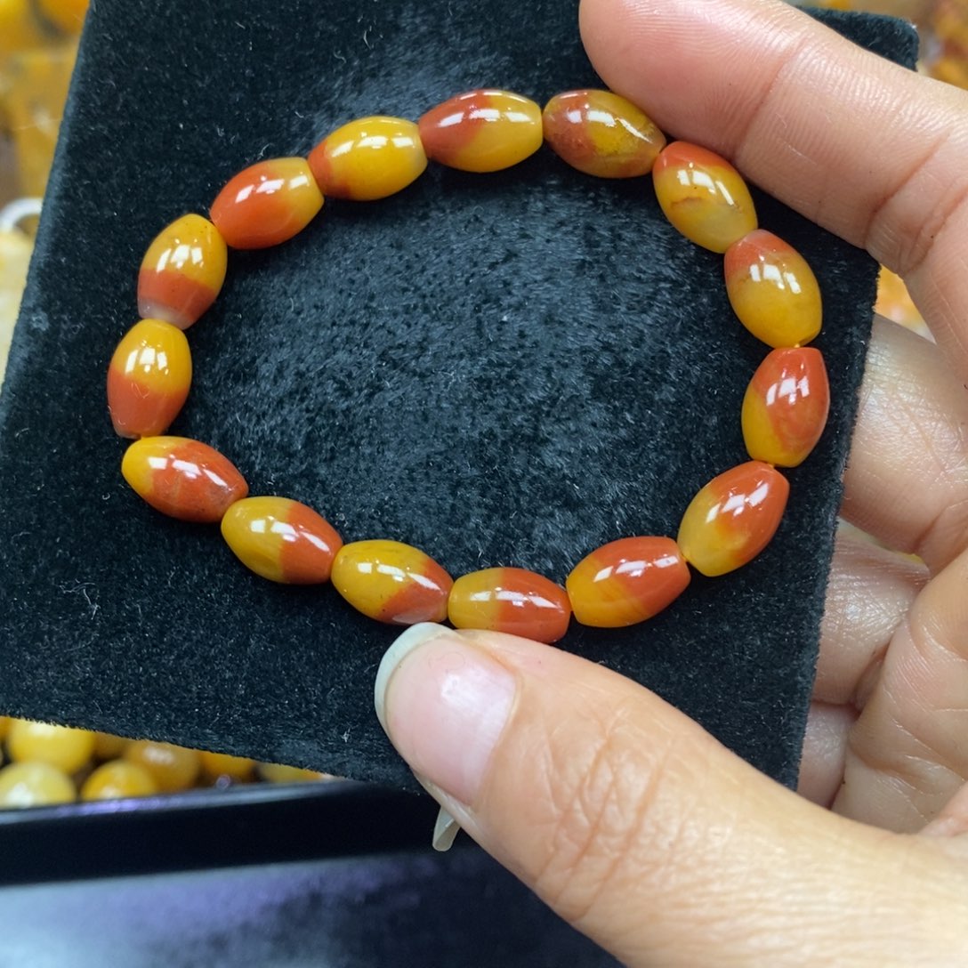 未镶嵌石英质玉（黄龙玉）颈饰