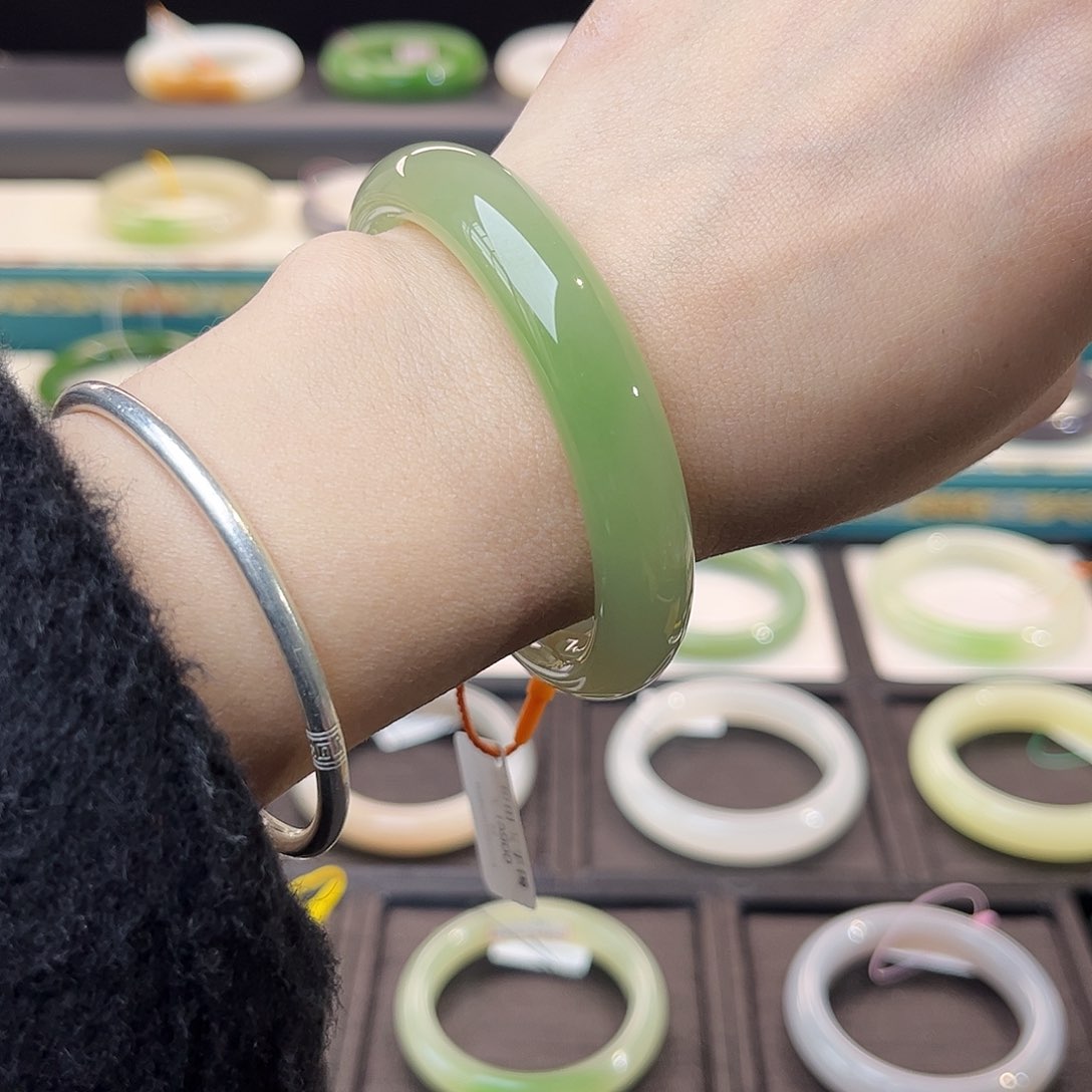 和田玉手镯未镶嵌 高冰翠青