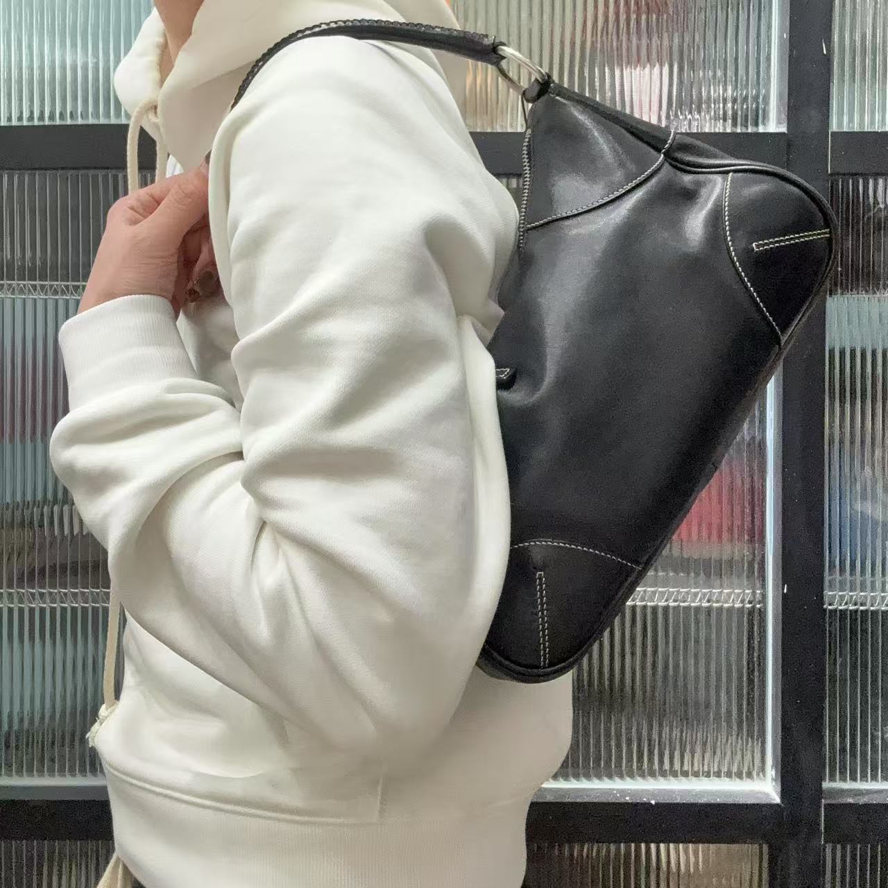 95新 Prada/普拉达 【蕾】1VK615 黑银单肩腋下包