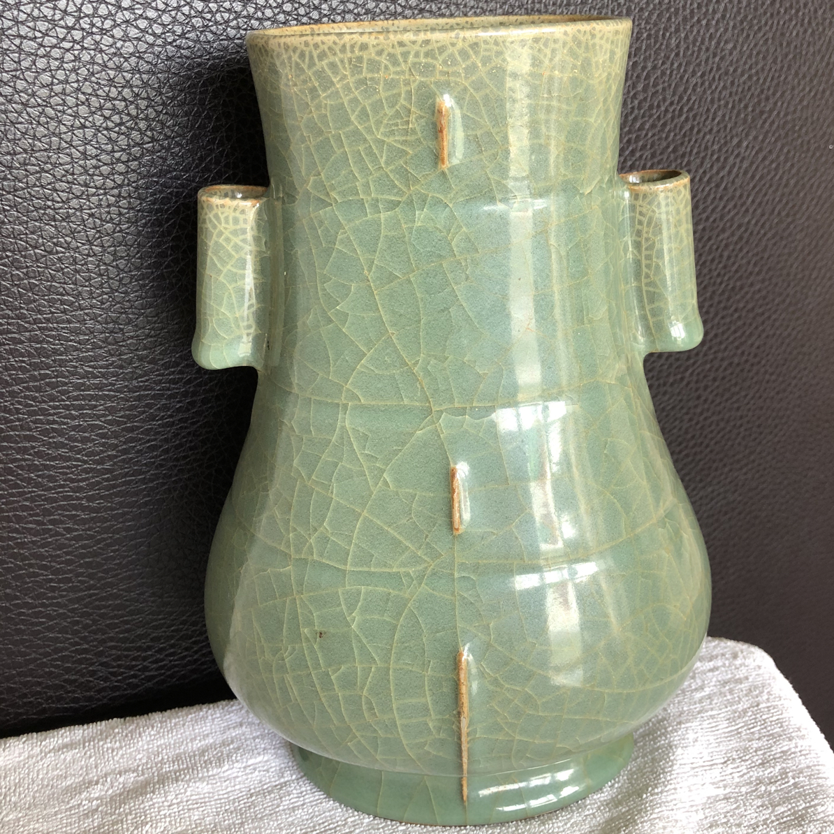 仿古瓷 龙泉窑青釉贯耳瓶，瓶身青釉温润，开片自然，