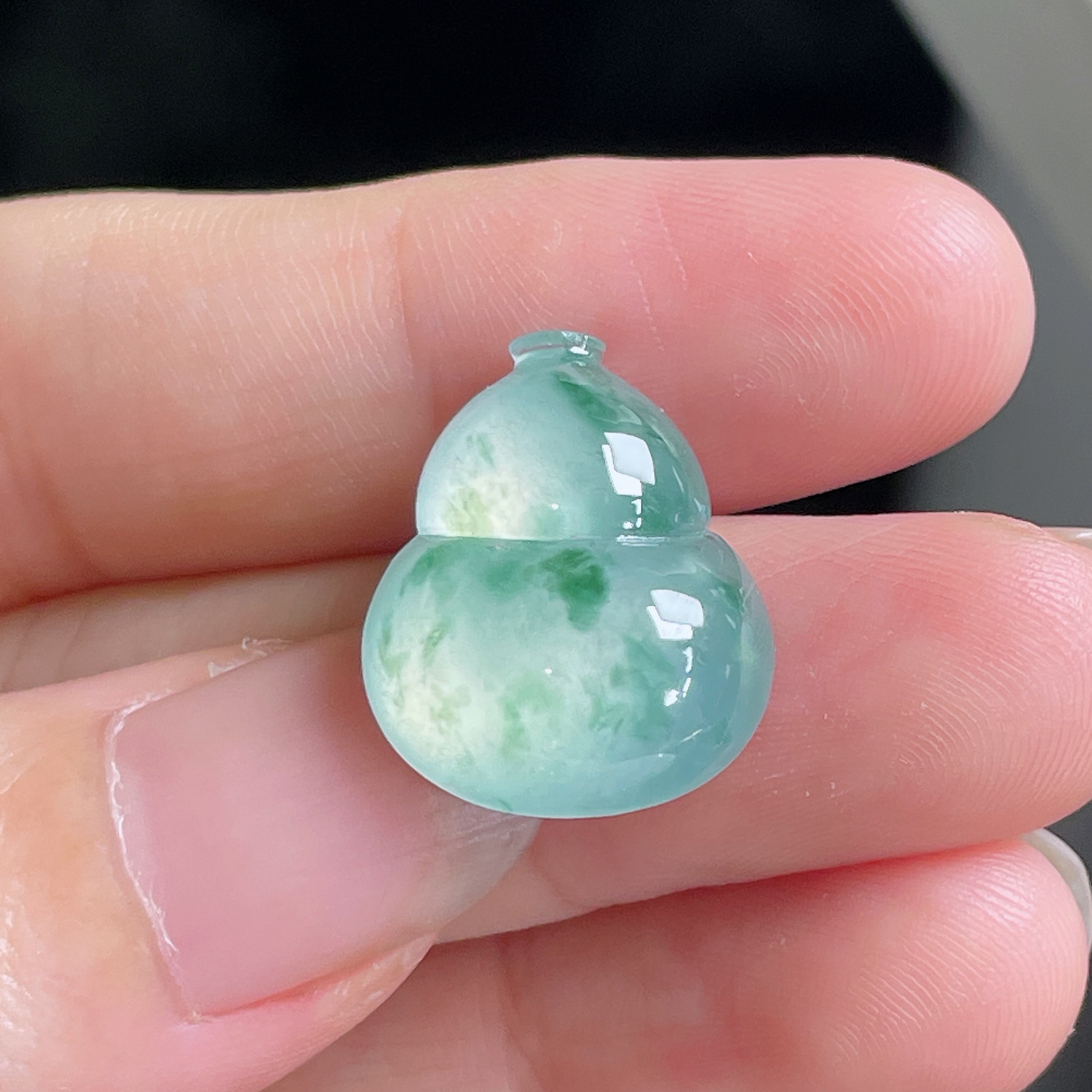 天然缅甸翡翠A冰种飘花大葫芦，尺寸18.6*15*5.8