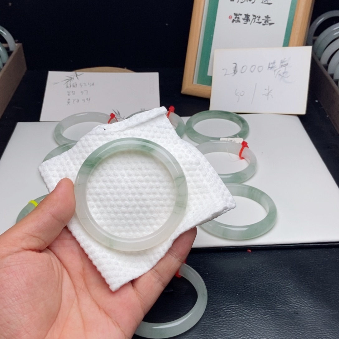 石英质玉手镯未镶嵌