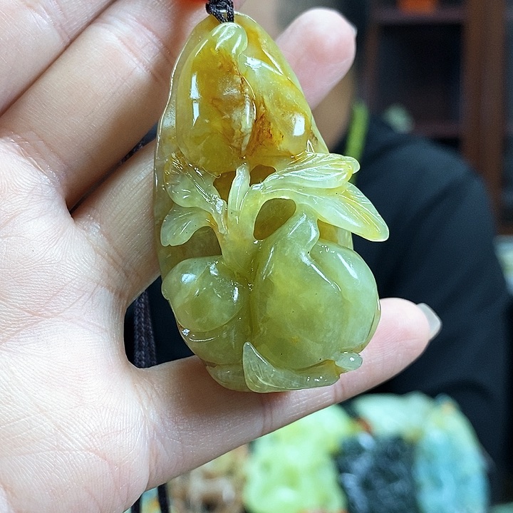 蛇纹石玉吊坠未镶嵌