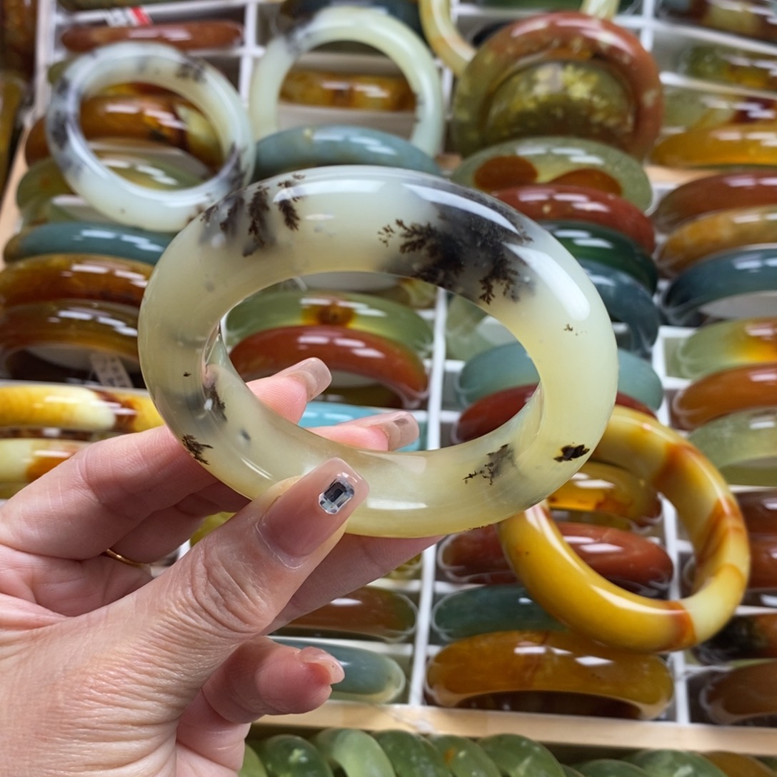 未镶嵌蛇纹石玉手镯三**坊