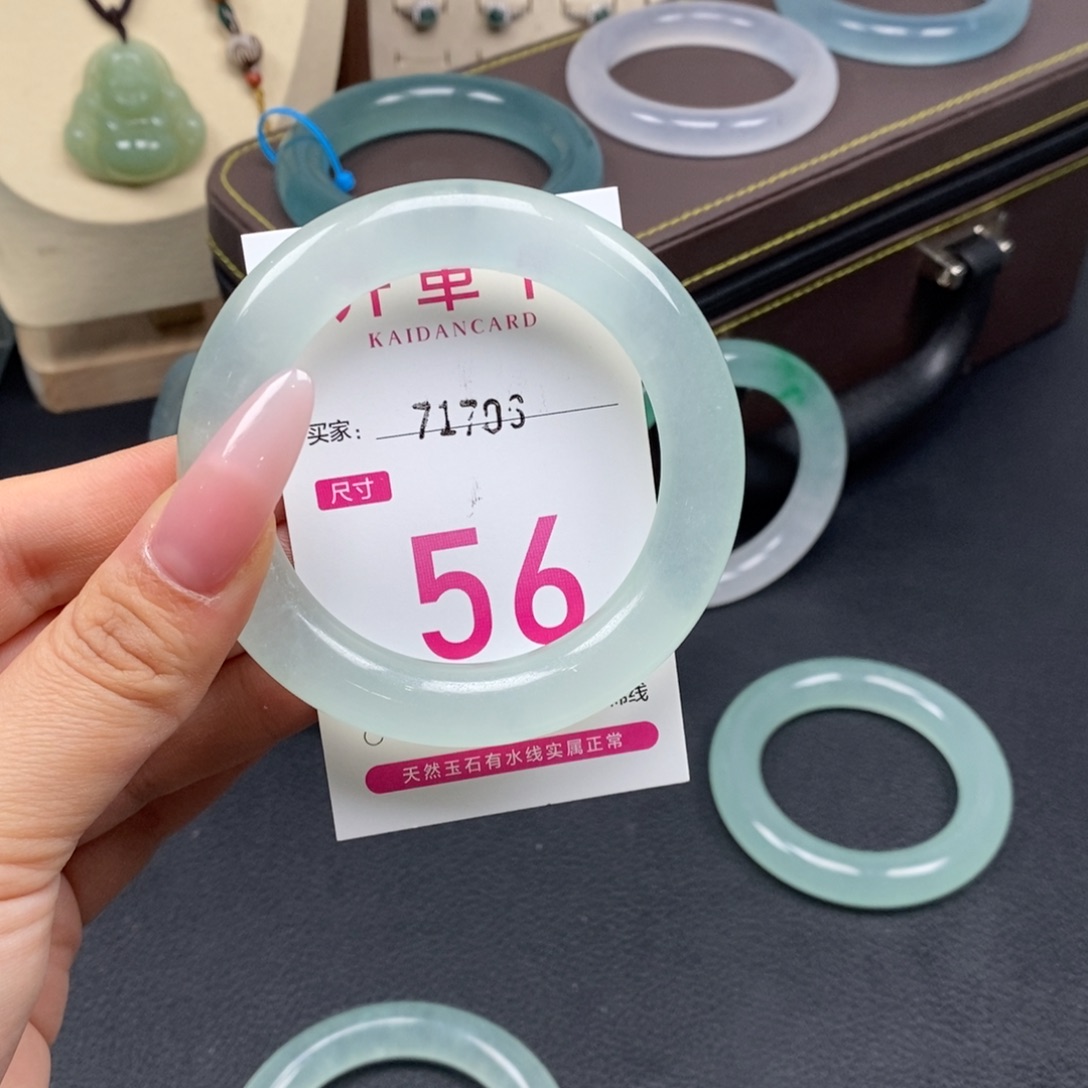 小***果石英质玉未镶嵌手镯